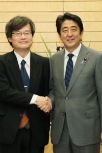 荣获诺贝尔物理学奖后在总理府和安倍总理会见(2014年 10月 22日) 照片来自日本国首相官邸网
