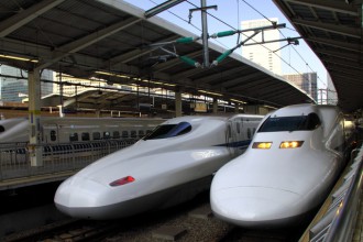 N700 系(左) and 700 系
