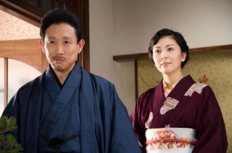 片冈孝太郎（左）和松隆子