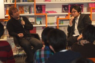 专访中的照片均拍摄于Genron Café活动地点（编辑部摄影）。 门票在预订开始后一小时内全部售空，包括追加座位共有80人赶赴会场。