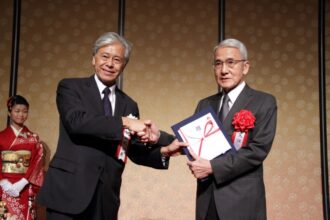 国际交流基金理事长安藤裕康颁发 2013 年国际交流基金奖 给江昭教授 照片提供：国际交流基金