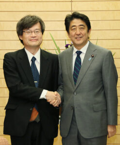 荣获诺贝尔物理学奖后在总理府和安倍总理会见（2014年 10月 22日）　照片来自日本国首相官邸网